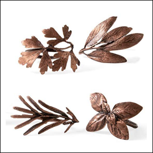 Imagem de 4 anéis para guardanapo em forma de folhas.