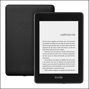 A imagem mostra um Kindle modelo Paperwhite de frente e de costas. Na parte virada para frente, é possível ver sua tela, com a moldura preta, da cor do aparelho, mostrado o capítulo de um livro com o fundo branco. Na parte virada para trás, é possível ver a cor preta do aparelho. O fundo da imagem é branco.