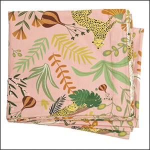 Imagem de uma toalha de mesa dobrada. O fundo da toalha é rosa e a estampa mescla desenhos de folhas e onças.