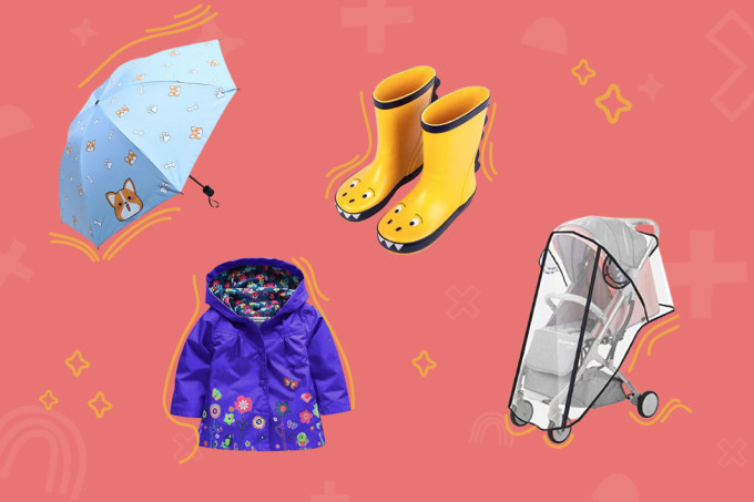 4 itens infantis: guarda-chuva, botas, capas e cobertura de plástico para carrinho de bebê, sobre fundo salmão