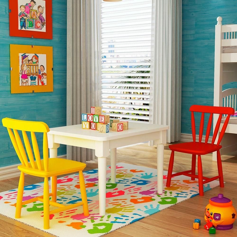 Mesinha branca em quarto infantil com duas cadeiras, uma vermelha, outra amarela