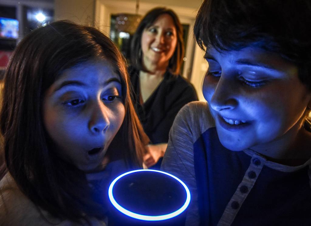 crianças interagem com uma Alexa
