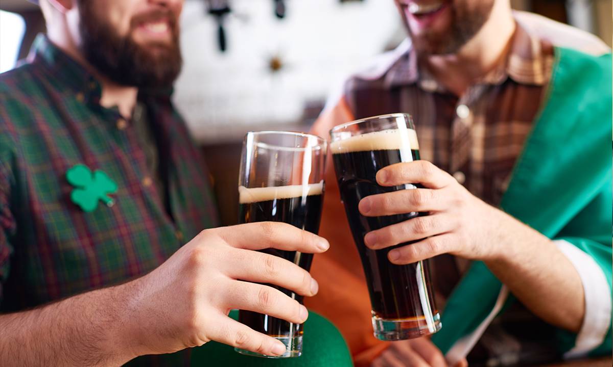 dois homens brindando com cervejas irlandesas