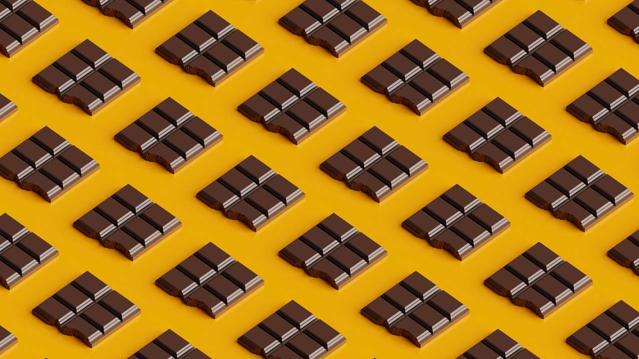 barras de chocolate formam um padrão sobre fundo amarelo