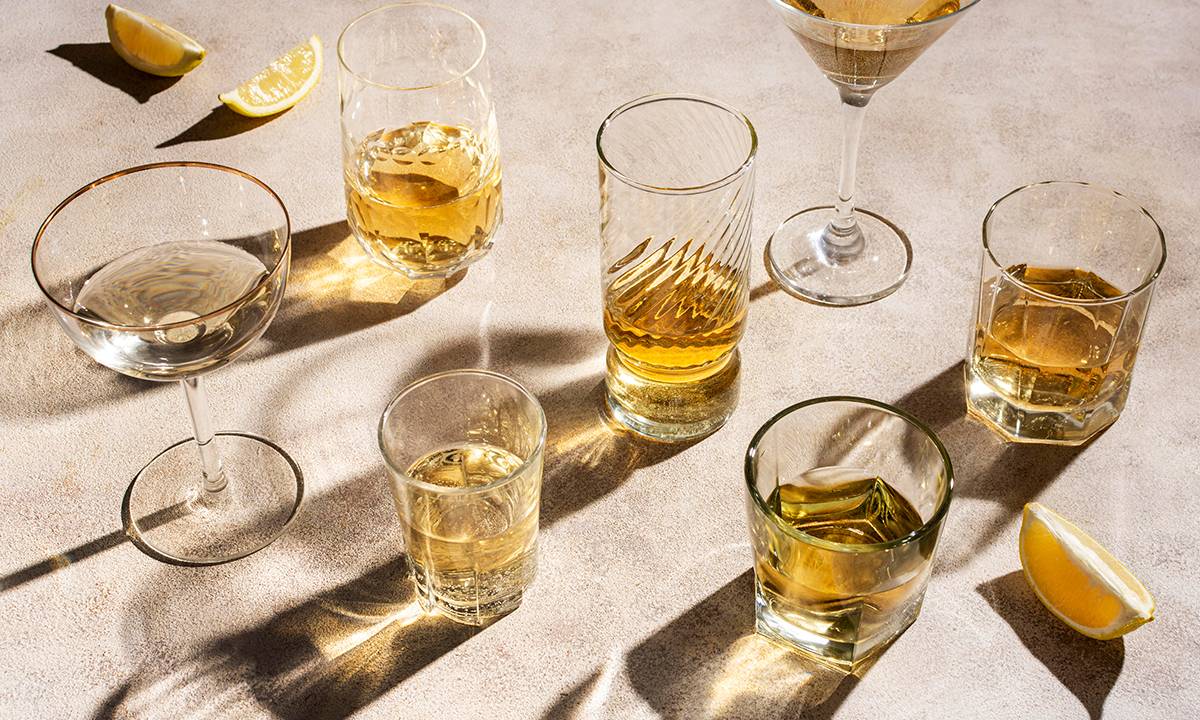 copos variados para drinks e coquetéis