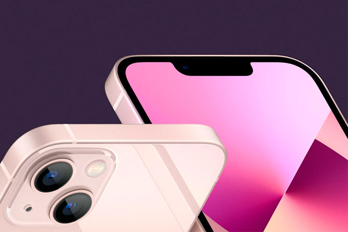 Detalhe de dois iphones 13, um de frente, outro de trás, mostrando as lentes