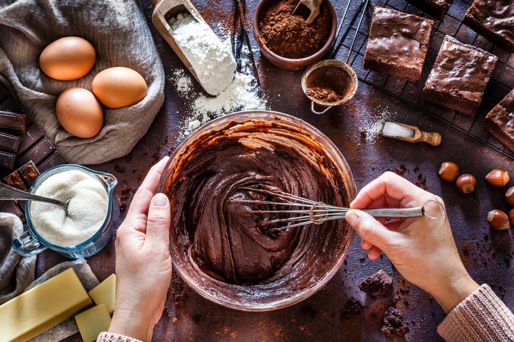 foto de pessoa cozinhando com chocolata vista de cima