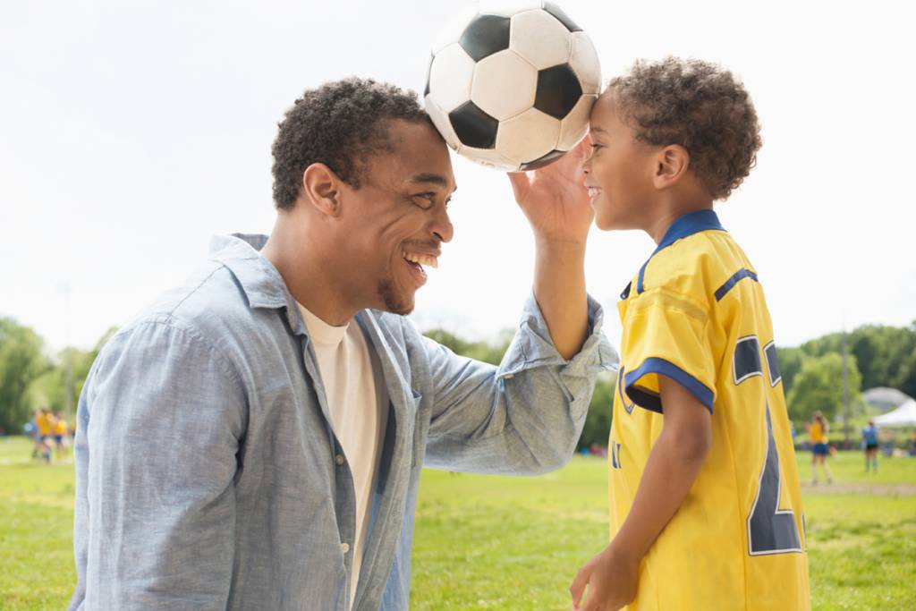 Pai e filho com bola de futebol