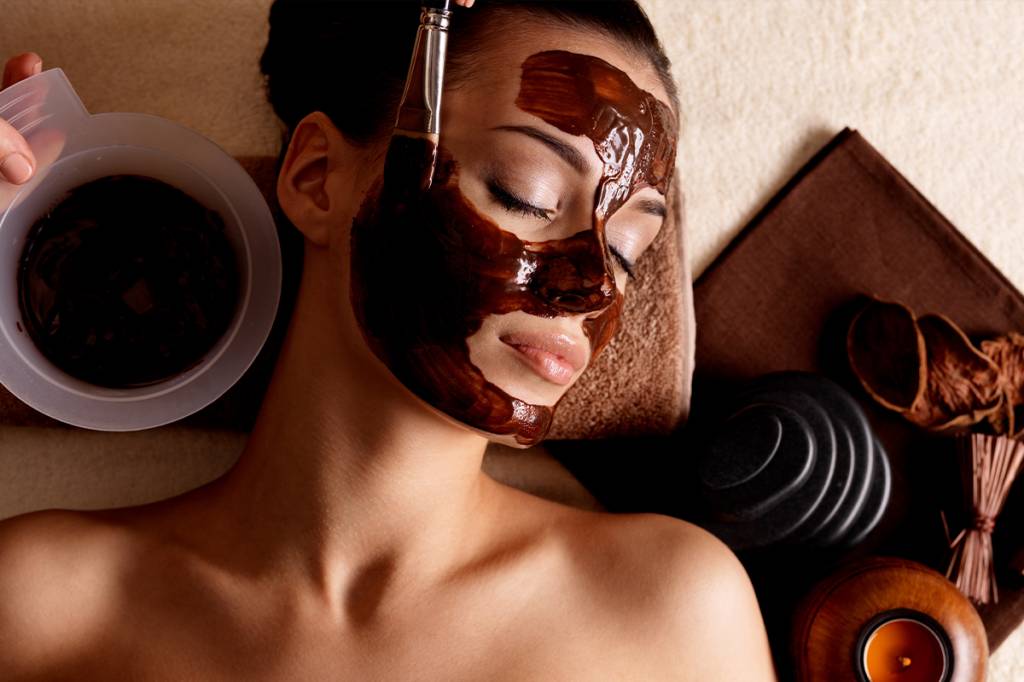imagem de mulher fazendo máscara facial de chocolate
