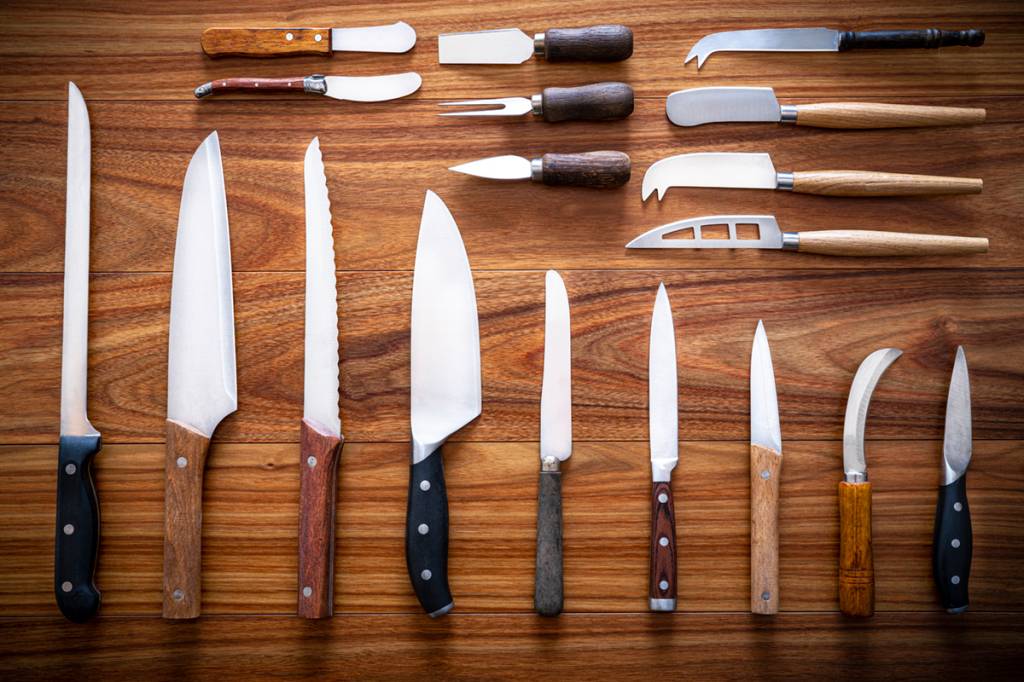 conjunto de facas sobre tábua de madeira